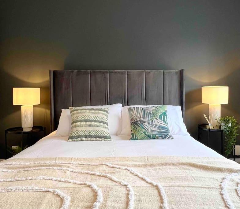 Windsor Gate Retreat: Central 2-Bed with Parking Exterior photo