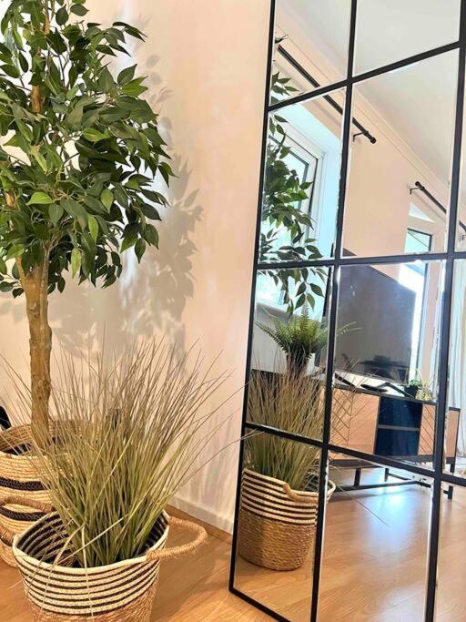 Windsor Gate Retreat: Central 2-Bed with Parking Exterior photo