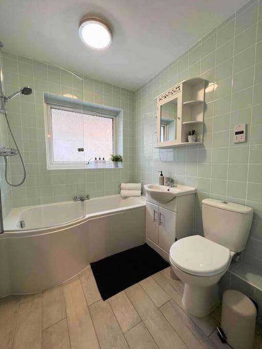 Windsor Gate Retreat: Central 2-Bed with Parking Exterior photo