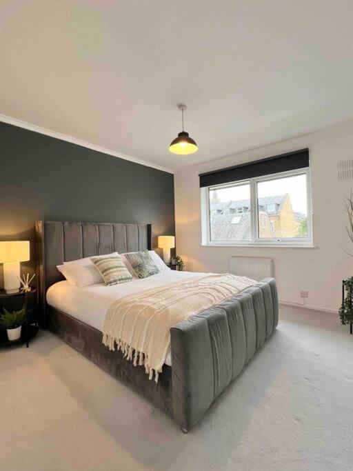 Windsor Gate Retreat: Central 2-Bed with Parking Exterior photo