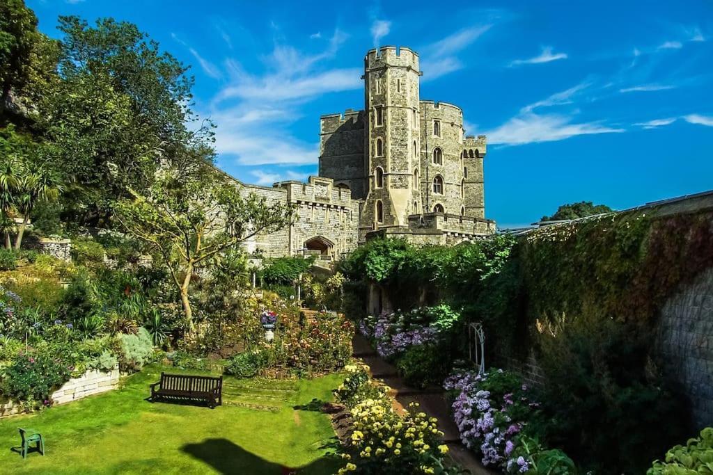 Windsor Gate Retreat: Central 2-Bed with Parking Exterior photo