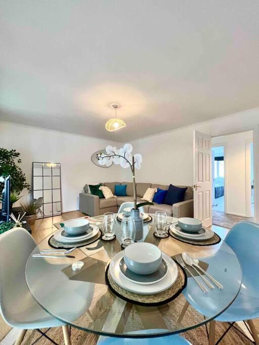 Windsor Gate Retreat: Central 2-Bed with Parking Exterior photo