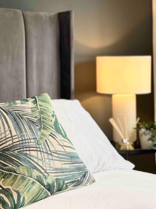 Windsor Gate Retreat: Central 2-Bed with Parking Exterior photo