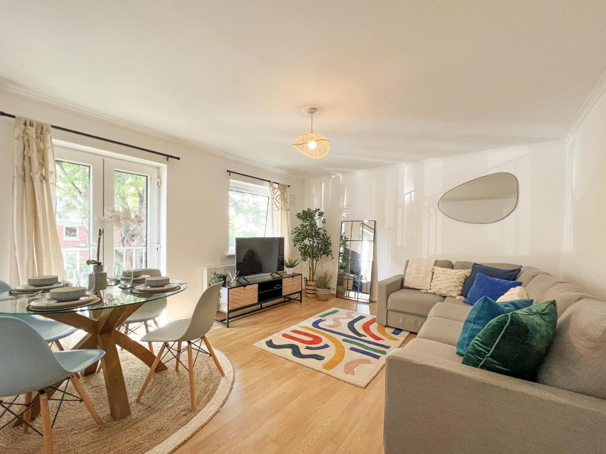 Windsor Gate Retreat: Central 2-Bed with Parking Exterior photo