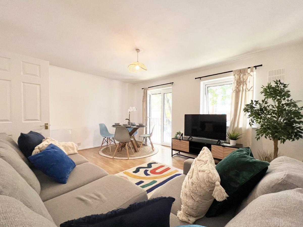 Windsor Gate Retreat: Central 2-Bed with Parking Exterior photo