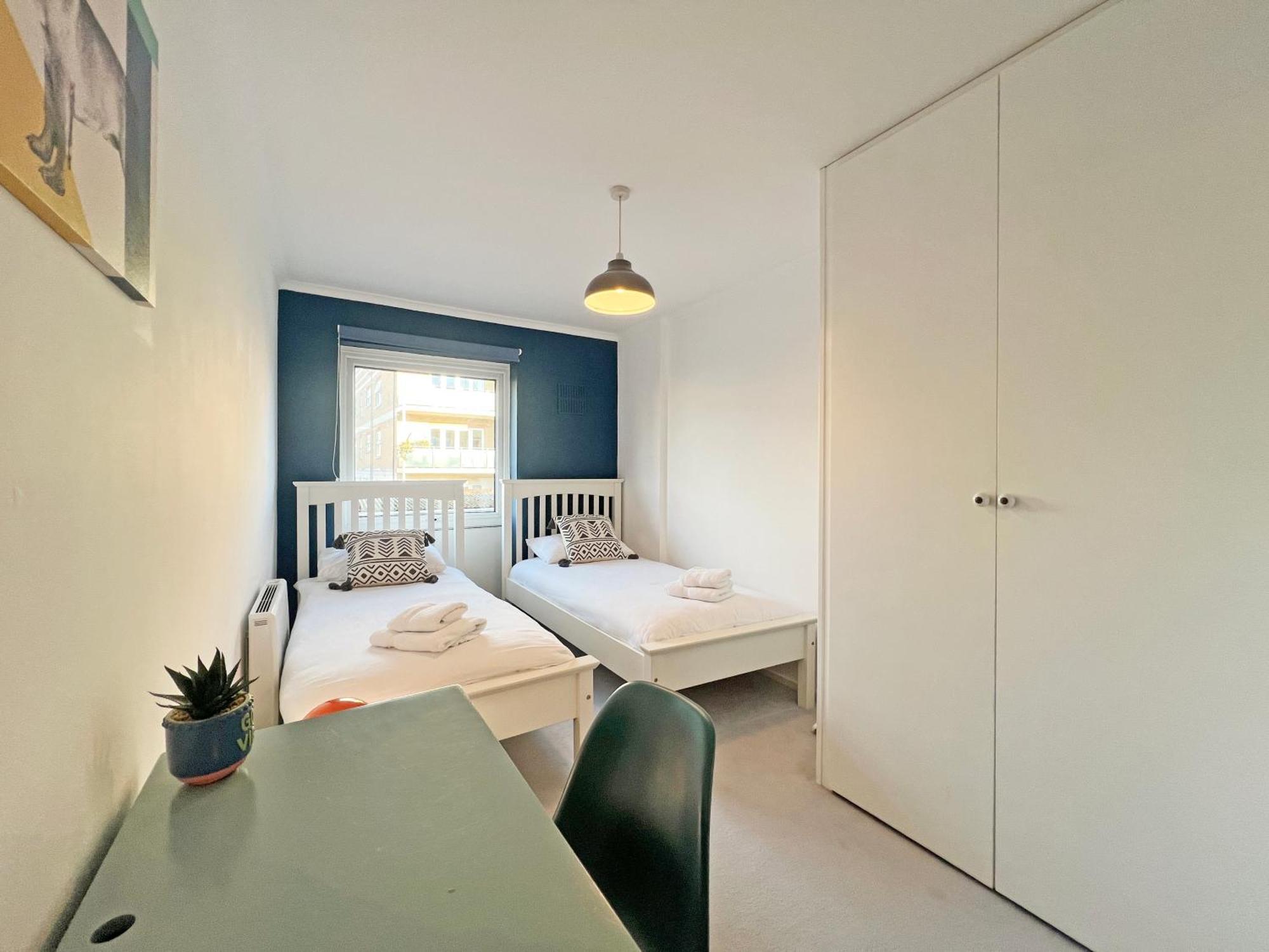 Windsor Gate Retreat: Central 2-Bed with Parking Exterior photo